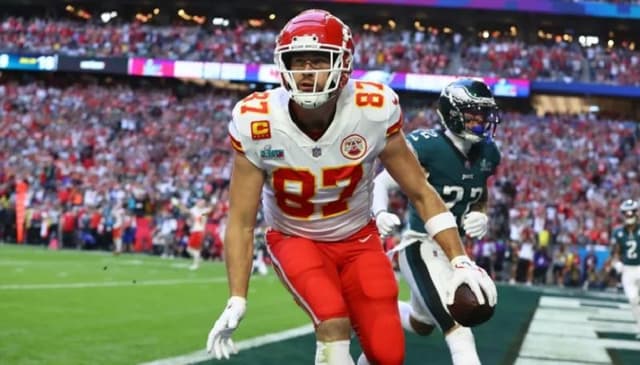 Travis Kelce marcou o primeiro touchdown na decisão para o Kansas City Chiefs