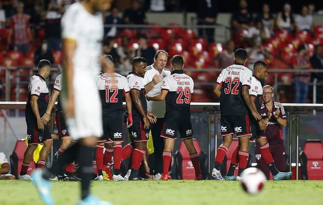 Rogério Ceni comemora com elenco