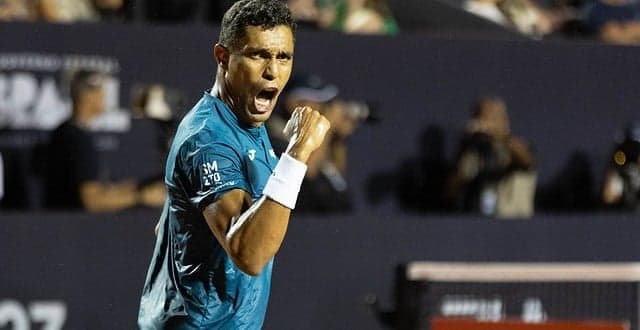 Thiago Monteiro vibra com vitória sobre Thiem no Rio Open