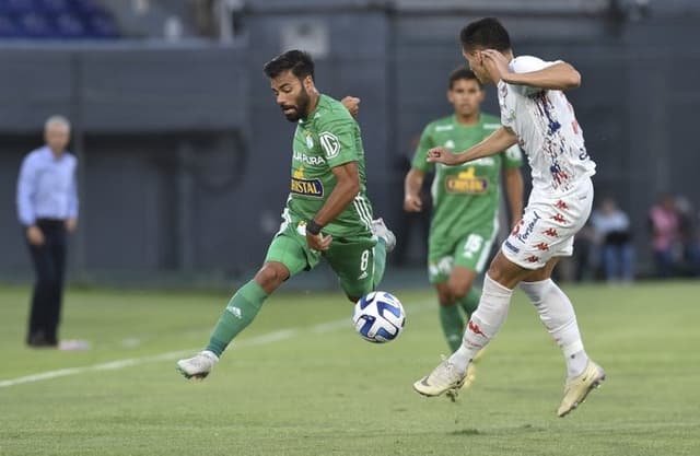 Nacional-PAR larga na frente na disputa com Cristal-PER por uma vaga na Libertadores