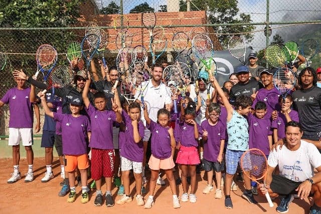 Cameron Norrie com crianças do projeto social na Rocinha