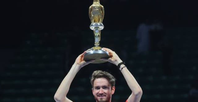 Daniil Medvedev com o troféu em Doha