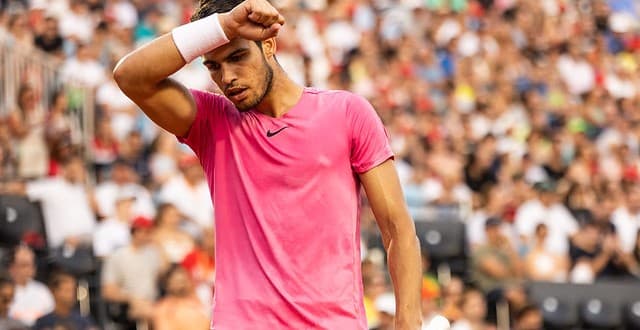 Carlos Alcaraz lamenta durante a final do Rio Open