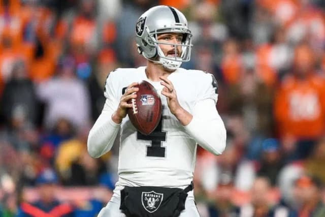 quarterback foi dispensado do Las Vegas Raiders neste mês