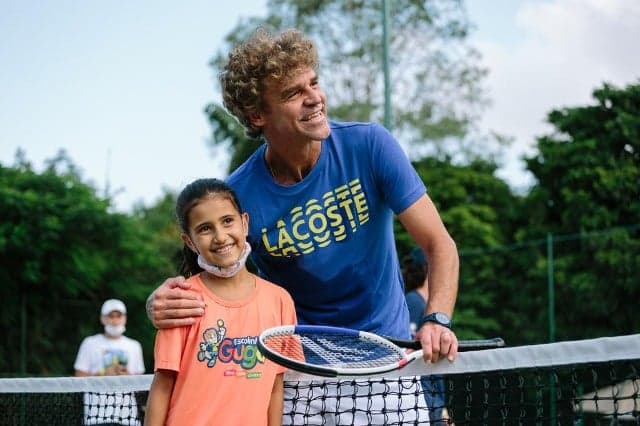 Gustavo Kuerten com crianças