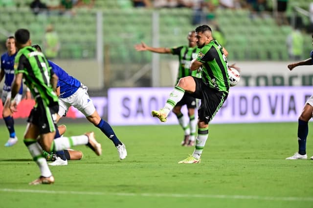 Aloísio, de falta, abriu o marcador no jogo de volta das semifinais do Campeonato Mineiro