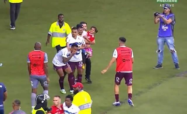 Torcedor com criança no colo agride jogador do Caxias