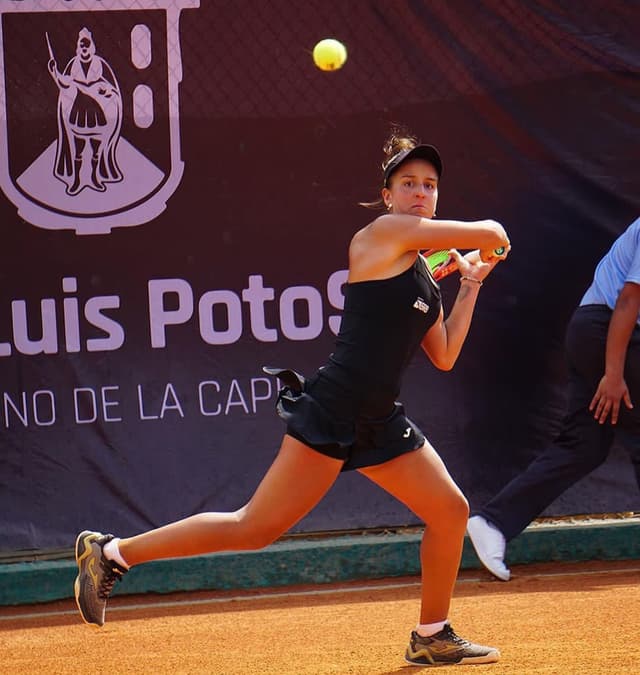 Ingrid Martins em ação no ITF de San Luis de Potosi