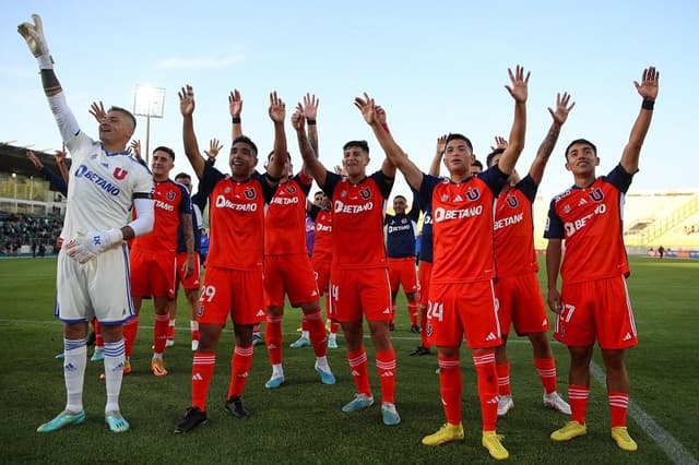 Jogadores da Universidad de Chile agradecem torcida após goleada contra o Chimbarongo