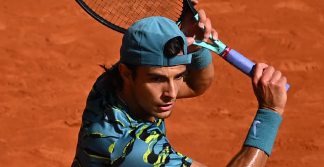 Lorenzo Musetti em ação pelo Masters de Monte Carlo