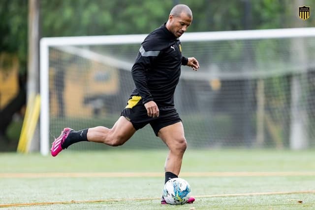 Carlos Sánchez em treino no Peñarol