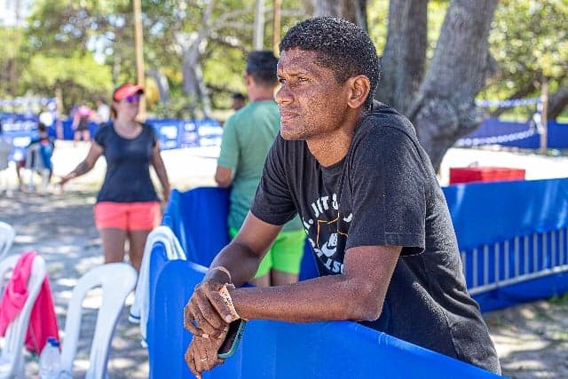 Márcio Araújo acompanha a esposa Ludimila na Praia do Francês