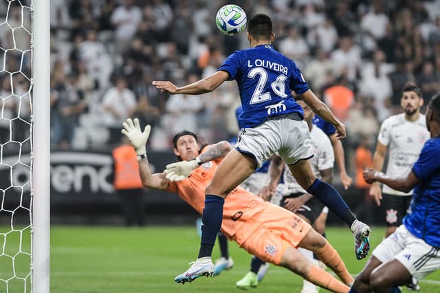 Oliveira marcou no fim do duelo com o Timão, mas não evitou a derrota celeste