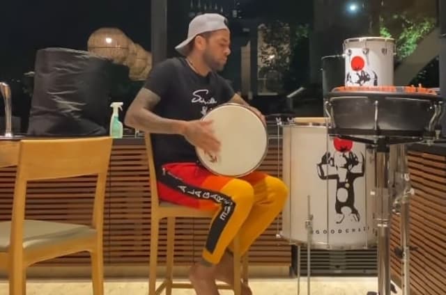 Daniel Alves - tambor