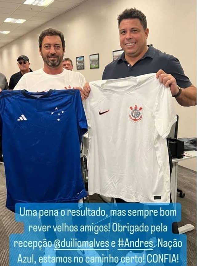 Ronaldo foi homenageado pelo Timão e recebeu uma camisa do presidente corintiano, Duílio Alves