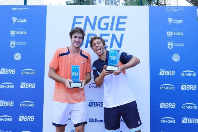 Pedro Boscardin de azul e branco e Gustavo Heide, de laranja