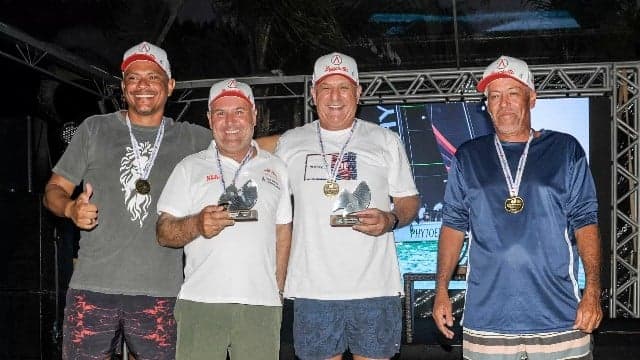 Equipe Bruschetta com o troféu de campeão contando com Maurício Santa Cruz, o Santinha