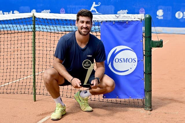 Orlando Luz com o troféu em Mogi