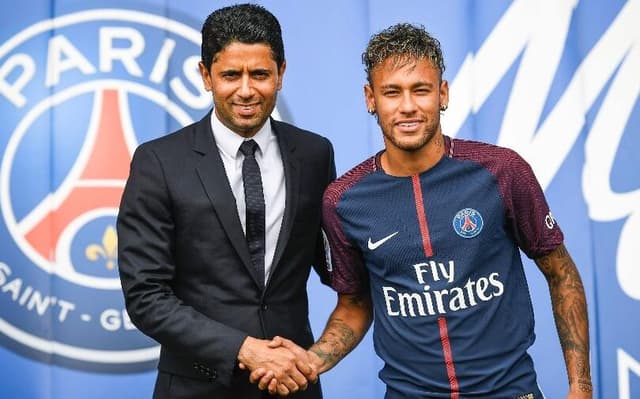 neymar-aperta-a-mao-de-nasser-al-khelaifi-na-chegada-ao-psg-1561085598875_v2_900x506-aspect-ratio-512-320