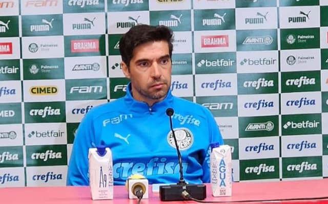 Abel-Ferreira-concede-coletiva-apos-lei-do-silencio-Foto-Reproducao-aspect-ratio-512-320