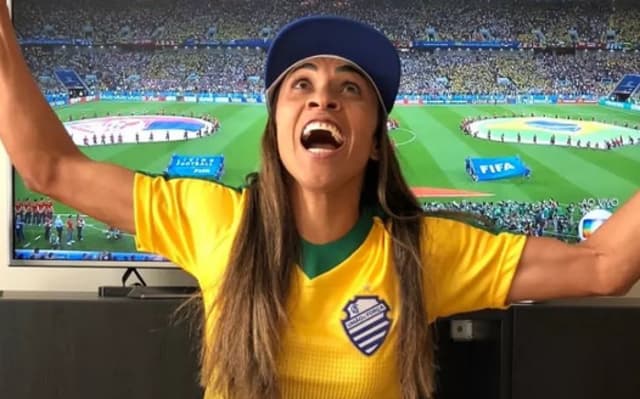 Marta-celebra-classificacao-do-Brasil-com-camisa-do-CSA-aspect-ratio-512-320