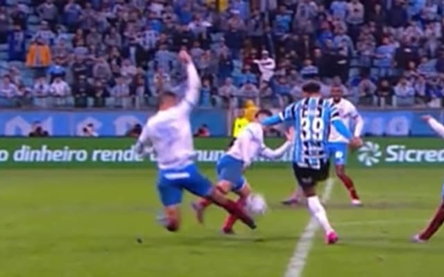 Penalti-para-o-Gremio-gera-debate-nas-redes-sociais-Foto-Reproducao-aspect-ratio-512-320