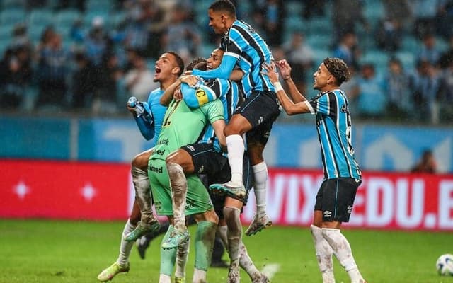 lg-noticias-nos-pa-naltis-gra-mio-vence-bahia-e-garante-vaga-nas-semifinais-da-copa-do-brasila-36367-aspect-ratio-512-320