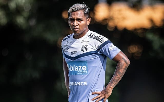 Alfredo-Morelos-treina-no-Santos-durante-a-Data-Fifa-com-Diego-Aguirre-aspect-ratio-512-320