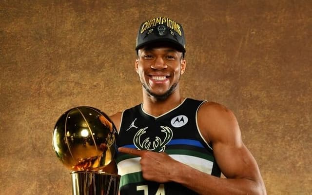 Giannis-Antetokounmpo-aspect-ratio-512-320