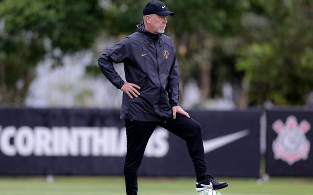 Mano-Menezes-Treino-Corinthians-scaled-aspect-ratio-512-320