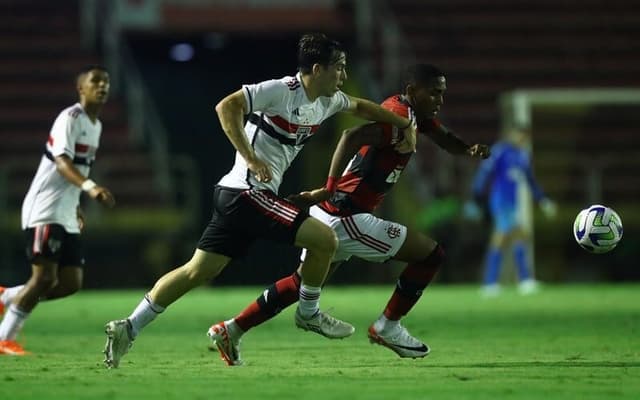 Flamengo-x-Sao-Paulo-Campeonato-Brasileiro-sub-17-Volta-Redonda-11-10-2023-50_crop_galeria-aspect-ratio-512-320