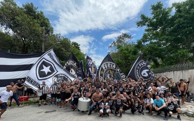 torcida-botafogo-ct-aspect-ratio-512-320