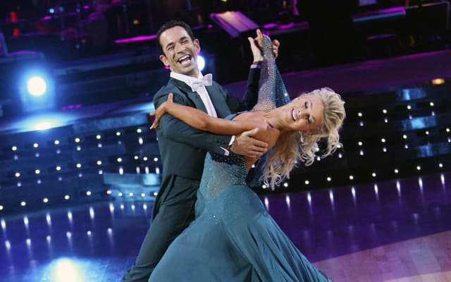 press_heliocastroneves_julienehough_dancingwiththestars_2007_foto_cortesia_castronevesrancing_2-aspect-ratio-512-320