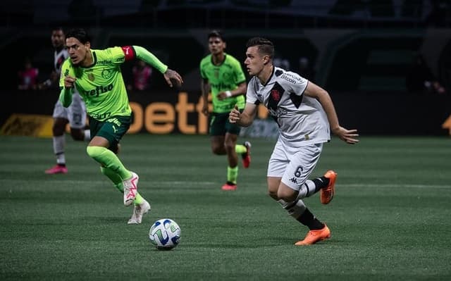 Gustavo-Gomez-e-Lucas-Piton-Palmeiras-x-Vasco-Foto-Leandro-Amorim-Vasco-aspect-ratio-512-320