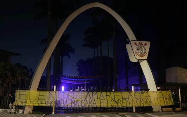 Corinthians-faixa-protesto-aspect-ratio-512-320