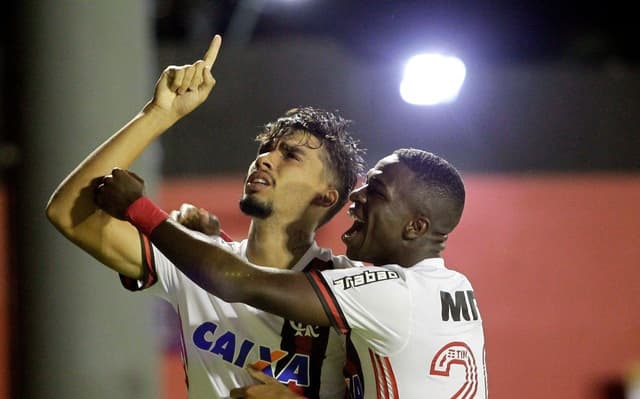 Paqueta-comemora-com-Vini-Jr-gol-em-Vitoria-x-Flamengo-no-Barradao