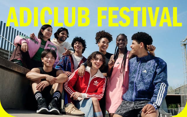 Jovens reunidos com um céu azul atrás pozando para campanha do adiClub Festival, da adidas.