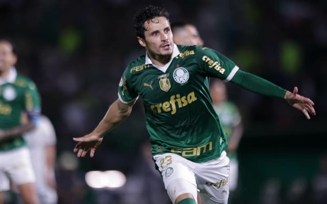 Veiga-palmeiras-x-ATletico-MG-2809-scaled-aspect-ratio-512-320