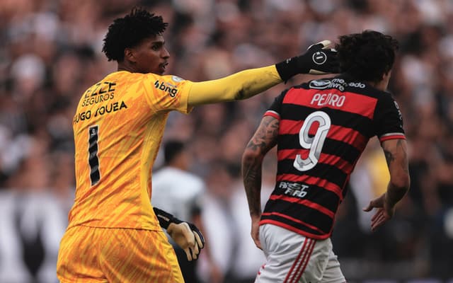 Hugo Souza durante partida entre Corinthians e Flamengo (Foto: Ettore Chiereguini/AGIF)