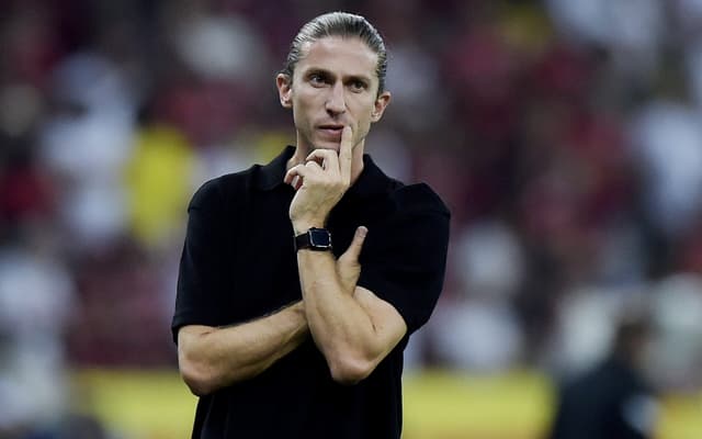 Filipe Luís à beira do campo como técnico do Flamengo