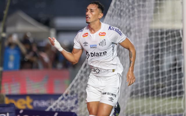 Pituca durante partida do Santos, pela Série B do Campeonato Brasileiro