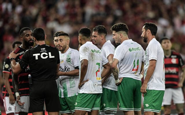 Braulio da Silva Machado ouve a reclamação dos jogadores do Juventude (foto: AGIF)