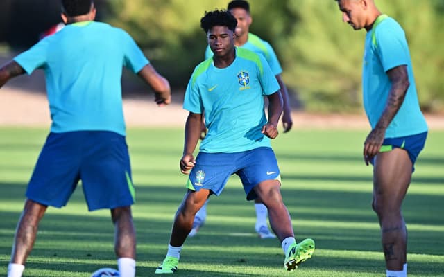 Endrick em treino da Seleção Brasileira (Foto: Frederic J. Brown/AFP)