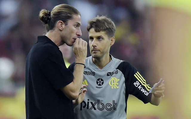 Filipe-Luis-conversa-com-auxiliar-Ivan-Palanco-em-Flamengo-x-Corinthians-scaled-aspect-ratio-512-320