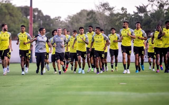 Filipe-Luis-corre-com-elenco-do-Flamengo-em-treino-aspect-ratio-512-320