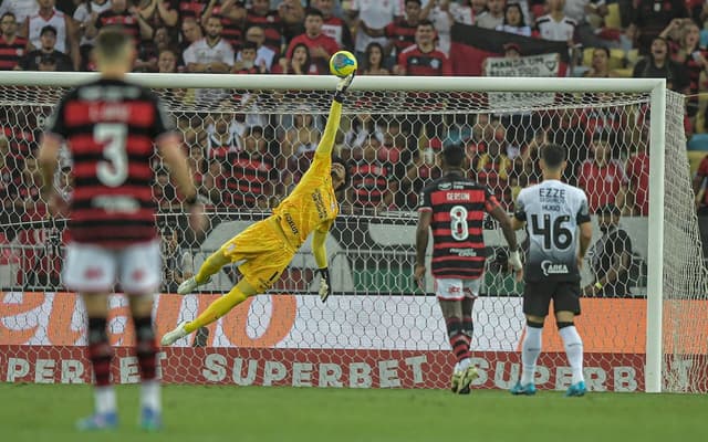 Hugo-Souza-em-acao-pelo-Corinthians-no-jogo-de-ida-da-semifinal-da-Copa-do-Brasil-contra-o-Flamengo-scaled-aspect-ratio-512-320