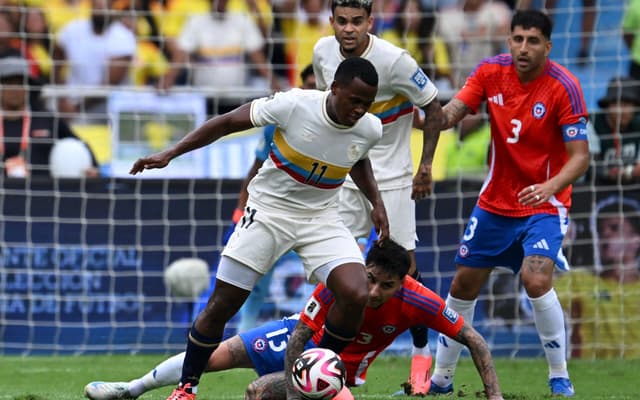 Jhon-Arias-do-Fluminense-em-disputa-com-Pulgar-do-Flamengo-no-jogo-entre-Colombia-e-Chile-scaled-aspect-ratio-512-320