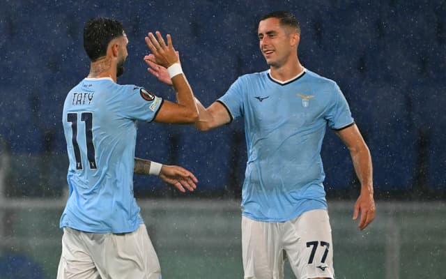 Jogadores-da-Lazio-comemoram-a-goleada-sobre-o-Nice-pela-Europa-League-scaled-aspect-ratio-512-320