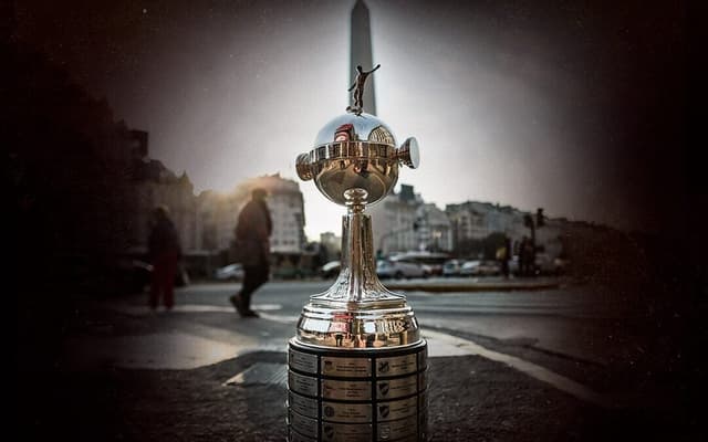 Taça da Libertadores em frente ao obelisco, em Buenos Aires (Foto: Divulgação/Conmebol)