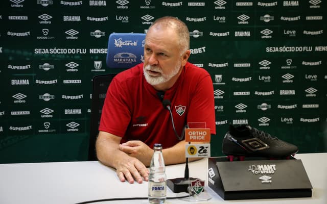 Mano-Menezes-em-coletiva-apos-vitoria-do-Fluminense-no-classico-contra-o-Flamengo-scaled-aspect-ratio-512-320